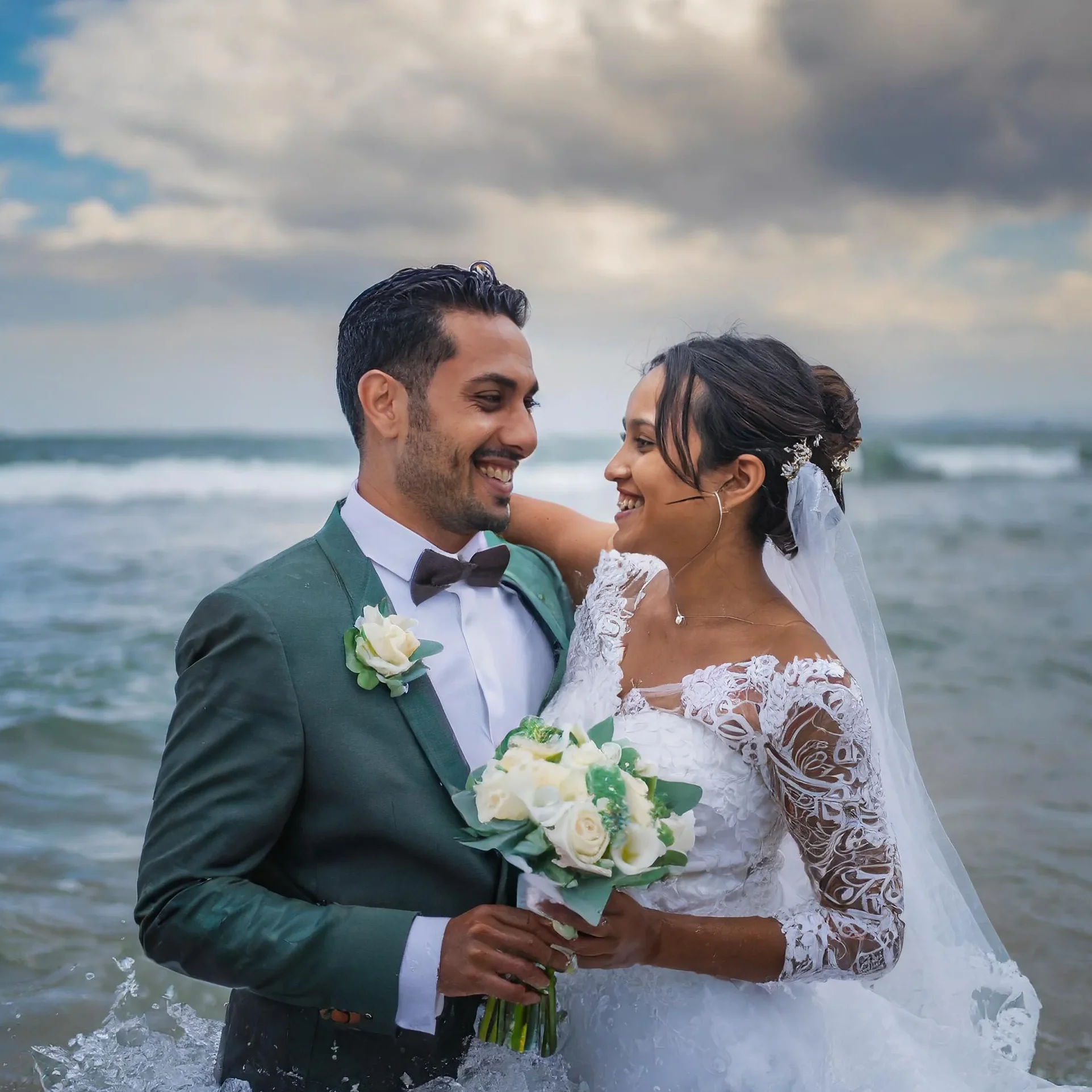 Firefly-pareja-de-recien-casados-teniendo-una-sesion-de-fotos-dentro-del-mar-divirtiendose-y-tenien