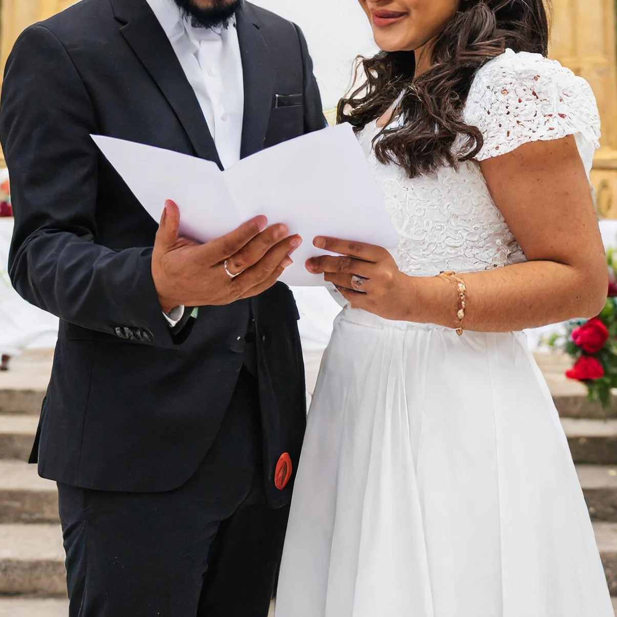 Firefly-pareja-leyendo-sus-votos-de-amor-en-una-hoja-de-papel-parados-en-frente-del-altar_-no-se-deb