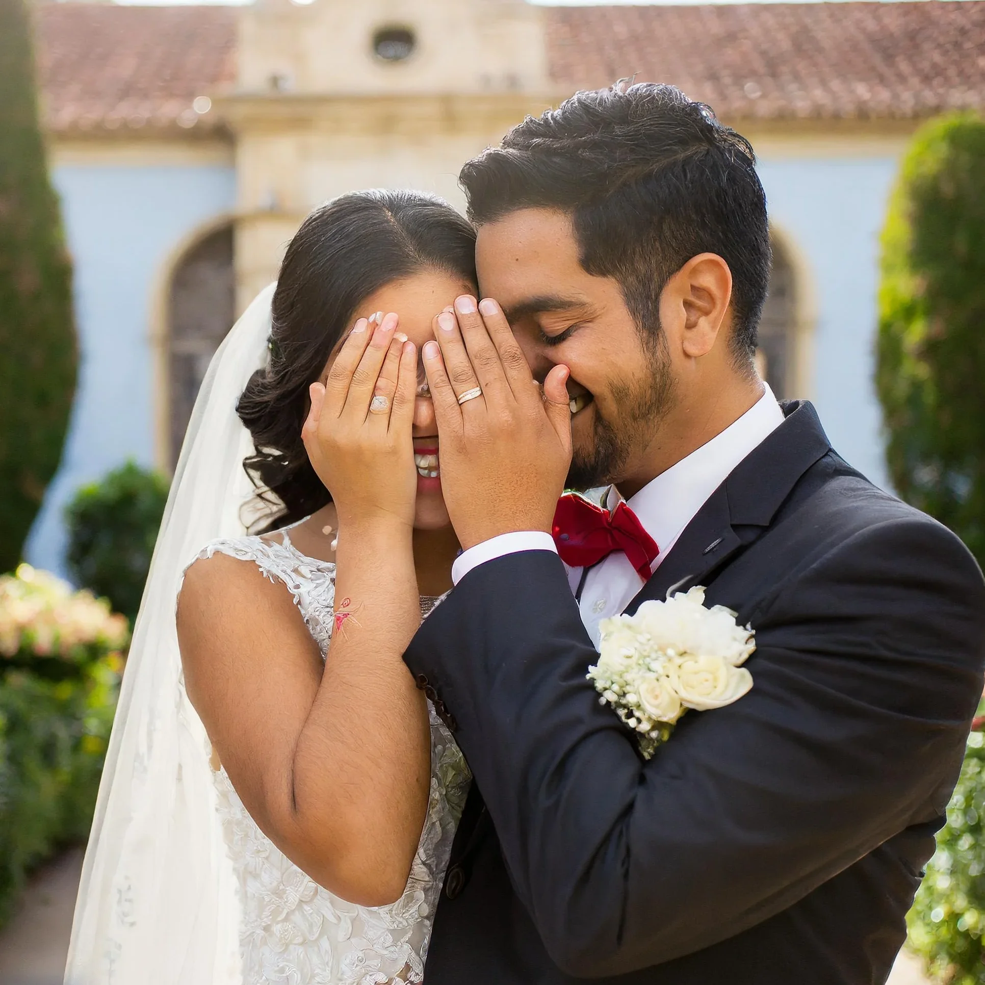 Firefly-pareja-que-esta-a-punto-de-casarse-pero-el-novio-tiene-los-ojos-tapados-con-las-manos-espera